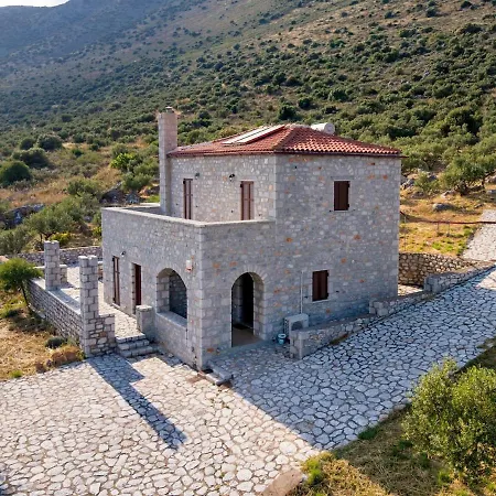 בית נופש Mani Stone Tower- Sea & Mountain Escape By μρs אויטילון